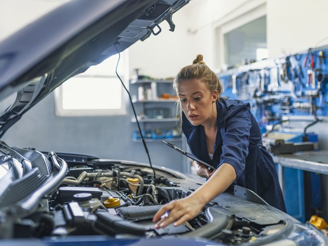 Master automotive technicians at Daniels Total Car Care Goodyear AZ
